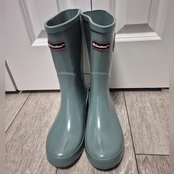 Canadiana Shoes - Canadiana Womens Tall Green Rubber Rain Water Puddle Boots. Size 9